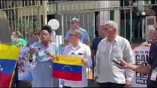Активист Абео Джексон призывает к защите ресурсов Венесуэлы на акции протеста.