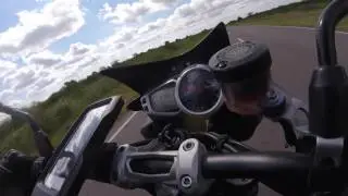 Race Triumph Speed Triple R 1050 vs Ducati Monster Evo 1100
