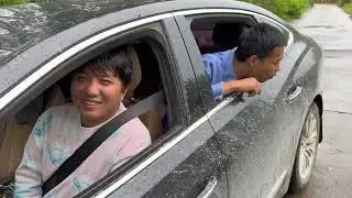 姐姐当着小舅子面秀恩爱，小舅子忍无可忍一脚把姐姐踹水坑！#原创搞笑视频 #打弟弟要趁早