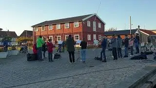 Unsere G&auml;ste geben ein Blaskonzert vor dem Schiff in Marstal