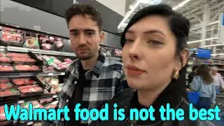 Джулия говорит Артуру, что никто не приходит в Walmart за продуктами.