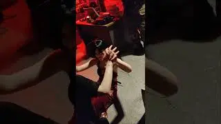 зомби-мастер Ада показывает, как правильно с ними бороться 🤣#cosplayfun #adacosplay #residentevil