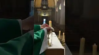 Pr&eacute;parer le calice et la pat&egrave;ne pour la messe #catholic #catholicchurch #mass #messe #priest #padre