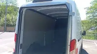 Furg&oacute;n con plataforma elevadora, sin puertas traseras