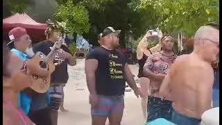 Un touriste fête son anniversaire à Albert tours merci beaucoup Albert tours