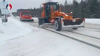 The road and municipal services are systematically clearing snow from city areas.