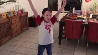 Danu is heel blij met zijn hoverboard!