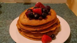 Deliciosos hot cakes de chocolate con chispas.
