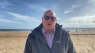 Y Cynghorydd Neville Evans yn trafod traethau di-fwg cynta'r gogledd