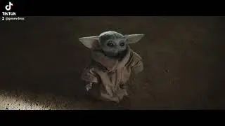 LUKE DA A ESCOGER A GROGU ENTRE EL SABLE DE LUZ DEL MAESTRO YODA Y LA ARMADURA MANDALORIANA