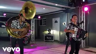 Los Del Mando NB - Le Hace Falta Un Beso