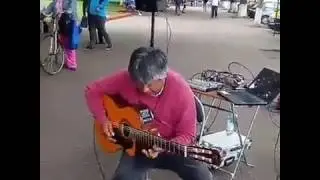 Kakek kake main gitar