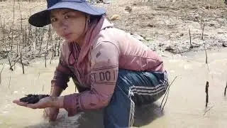 A Day with Ly Tieu Hoa: Catching Snails with My Daughters to Support the Family