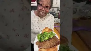 Ужин из стейка и брокколи для внука