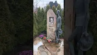 Знаменитый мим. Основал первую в мире кафедру пантомимы. В фильмах играл второстепенные роли.