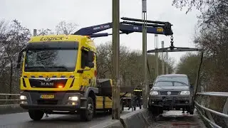 Bestelbus klem tussen brugleuning en betonnen afscheiding op fietspad in Glimmen