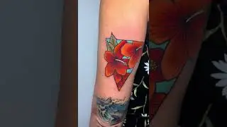 So bright! #tropicaltattoo #tattoo #hibiscus