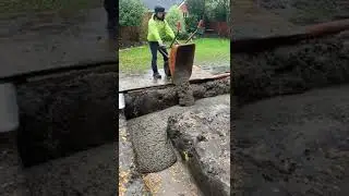 Wheel barrow skills👌🏼#subscribe #concrete #wheelbarrow #construction #foundation #satisfyingvideo