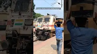 Gorakhpur-Bandra Terminus Weekly Express Arriving Barabanki Station #shorts #railway #indianrailways