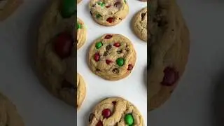 Holiday M&M cookie recipe on cakemehometonight.com! #christmas #christmascookies