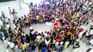 Jollibee nakipag showdown sa bakla. Cute niya tignan. 😊😍