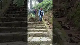 anak tangga menuju grojogan Sewu tawangmangu