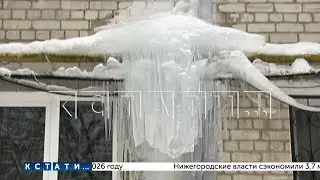 Коммунальщики сбивали сосульки так, что заблокировали выход из подъезда