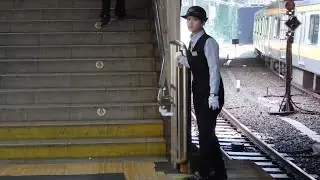 総武線四ツ谷駅での女性車掌動作ME