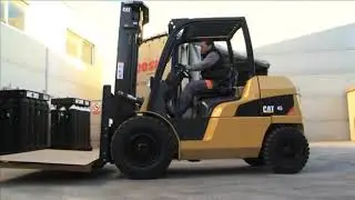 Автопогрузчики Cat серии DP45N работа с металлом