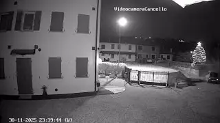 Sfonda la recinzione a tutta velocità e finisce nel giardino di una casa: ecco il video