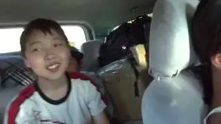 Volviendo a Ulan Bator con unos chichos de un colegio. Carlesdeviaje