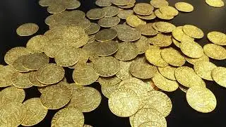 Free Stockfootage - Medieval Goldcoins falling