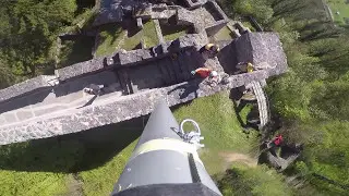 Montage der neuen Fahnenstange auf der Ruine Farnsburg