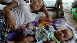 น้องถัดถะ หากะอาบน้ำแล้วนอนหลิ้นลมกับพ่อเพี่น แม่นเพี่นกะนอน แม่น้องถัดถะบ่อสะบ่ายเปันหวัด