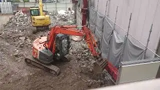 油圧ショベルのバケットで鉄柱を引っ張って倒す操作技能（某所にて雨でも稼働）（2024.07）