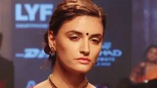 Dia Mirza Hot Ramp Walk For Tulsi Silks At Lakme Fashion Week 2016
