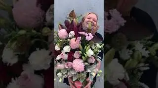 Huge lavish vase of flowers 💐