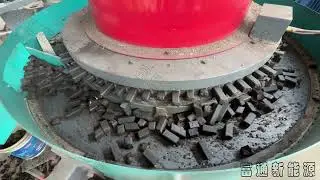 Municipal sludge sewage treatment plant sludge is pressed into high-density briquette fuel