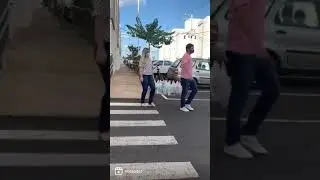 O cabo de vassoura pode te ajudar a levar as compras para o apartamento #shorts