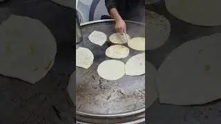 The work of making a hot pot in a hotel in Pakistan is very good