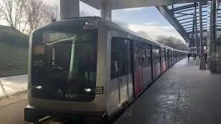 GVB M6 123/124 vertrekt met een tyfoon vanaf metrostation Noorderpark