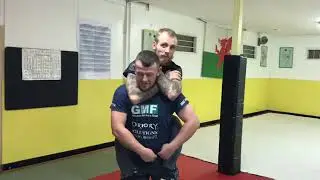 Как избежать удушающего приема сзади за считанные секунды