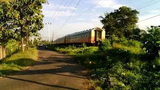 KA Sibinuang Ekspres melintasi Jembatan Muaro Panjalinan (lama) di Pagi Hari yang Cerah