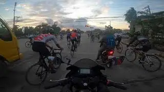 Large Group of Cyclists Ignore Red Light || ViralHog