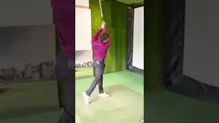 Tom Holland practicando Golf.