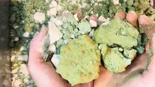 My first ever big crush! 💚🤍 gym chalk blocks and paste, glassy, crunchy and soft textures ASMR relax