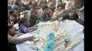 Watch! BSP workers funny fight for Mayawati's birthday cake | Cake loot