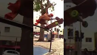 Punkinho FsLipslide in the Bus stop from MONOBLOCO v&iacute;deo.