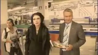 Sofi Oksanen vierailee kirjapainossa