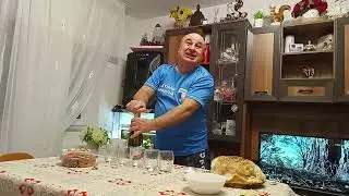 La turta lui Matteo,Cocolino vrea sa desfaca sampania,dar dopul  opune rezistenta😉👍😘